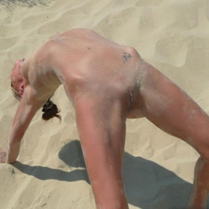 Eleonora naken på stranden
