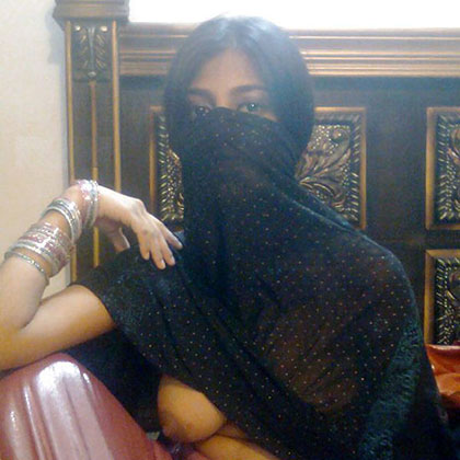 Är du intresserad av att uppleva äkta arabisk sex med Aishah, en sexig muslimsk tjej med former